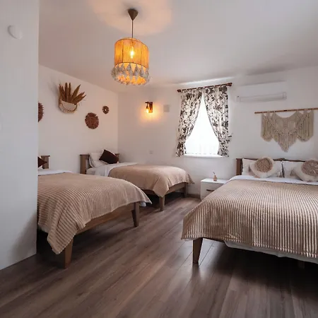 Heros Hotel *